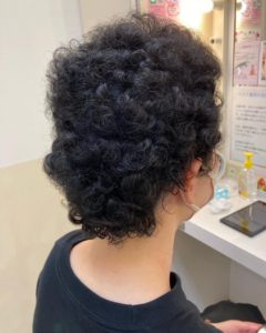 抗がん剤治療後のお手入れ、ストレートパーマとカットでウィッグ卒業！