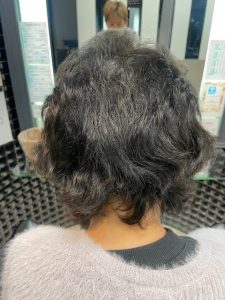 抗がん剤治療後の強いくせ毛を縮毛矯正カットカラーで整える