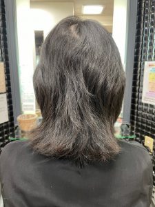 抗がん剤治療後のくせ毛を縮毛矯正し、なるべく長めのヘアスタイルに