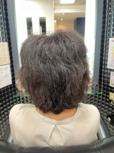 抗がん剤治療後の強いくせ毛に縮毛矯正カットカラーで大変身してウィッグ卒業